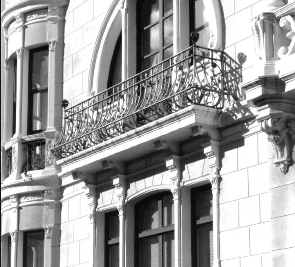 Detalle de un balcón de arquitectura modernista en Zamora