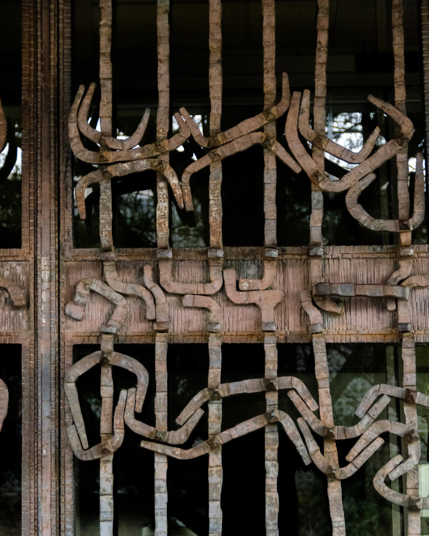 Reja de entrada del edificio de Servicios Múltiples, 1981-1982