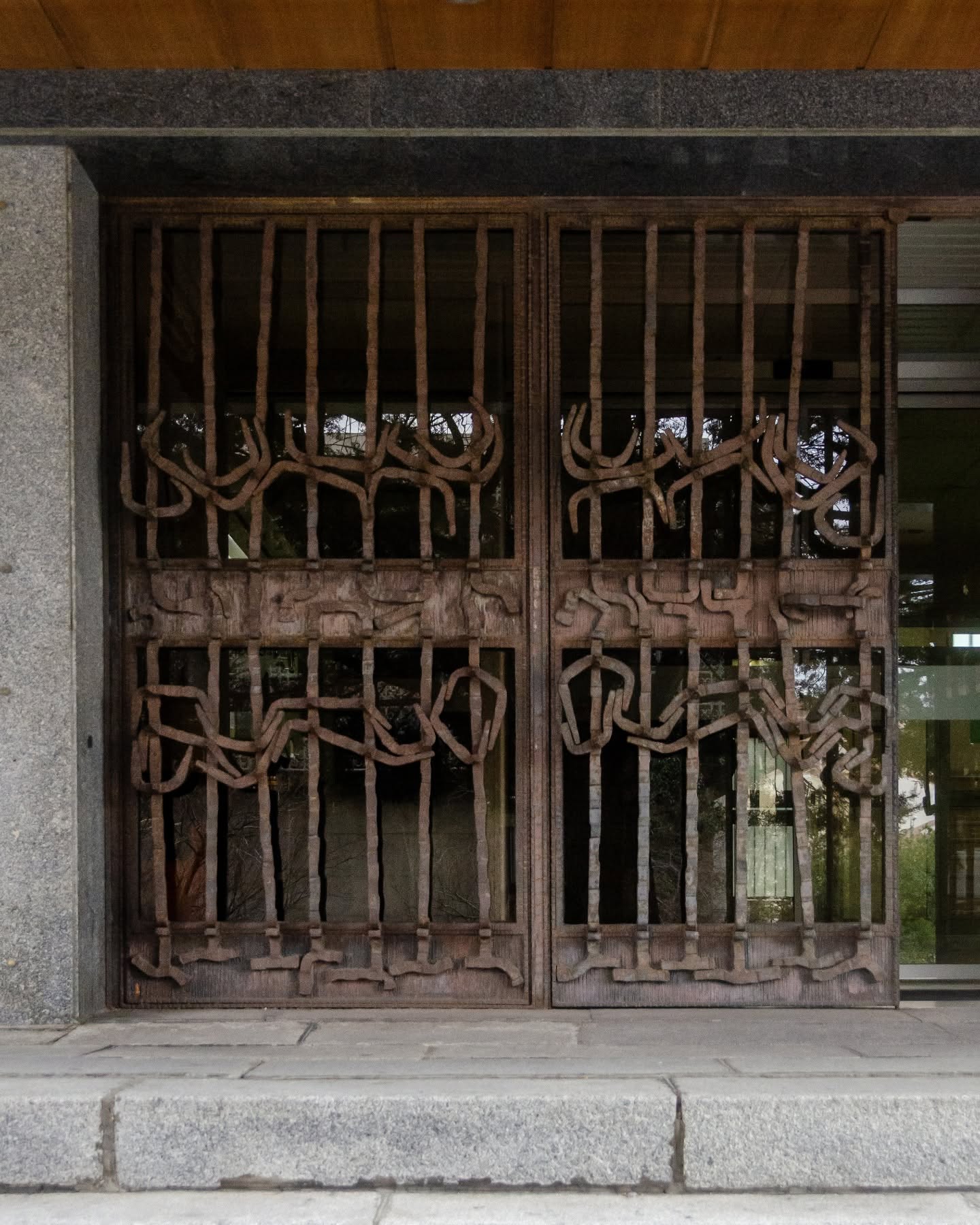 Reja de entrada del edificio de Servicios Múltiples, 1981-1982