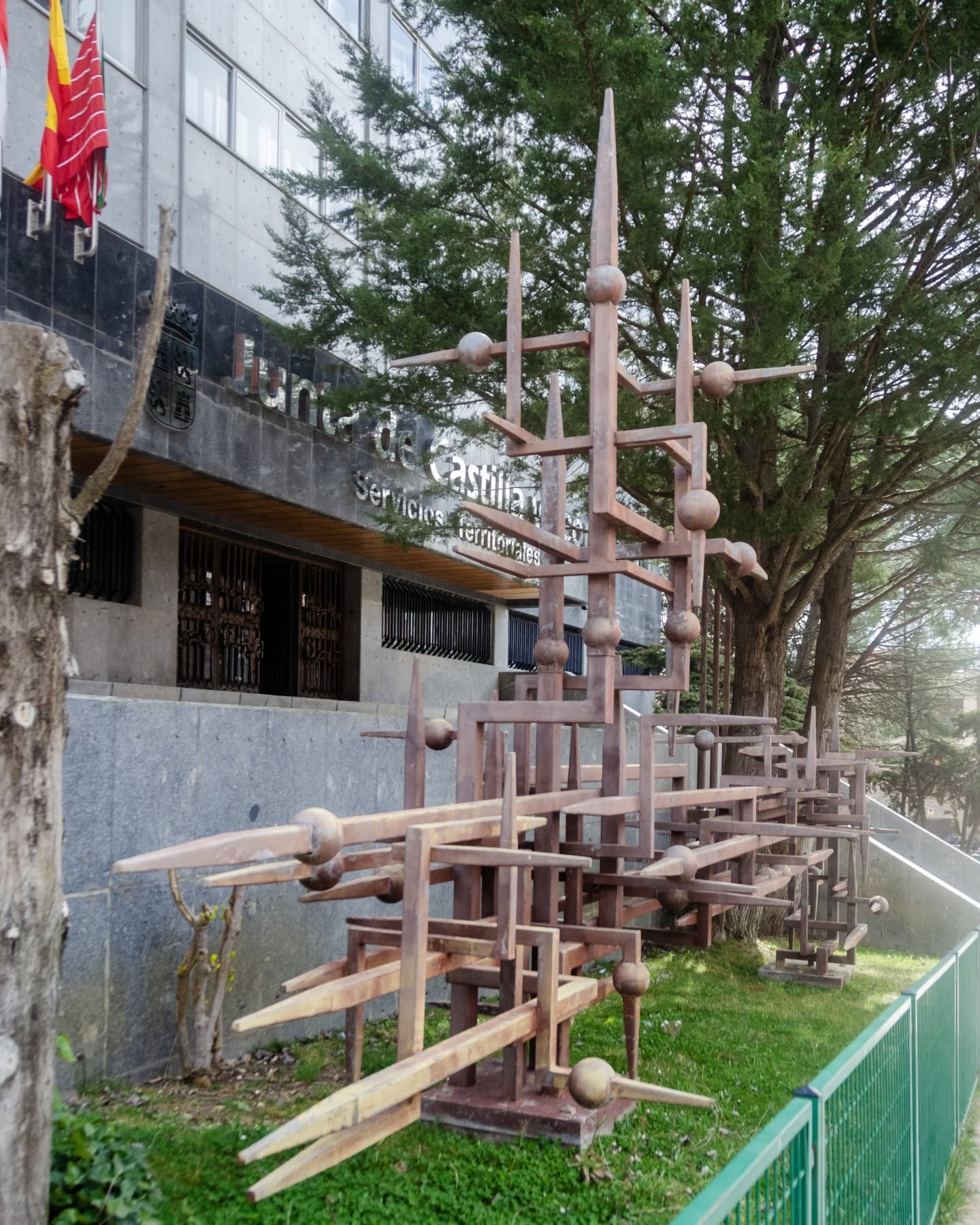 Escultura de entrada del edificio de Servicios Múltiples, 1981-1982