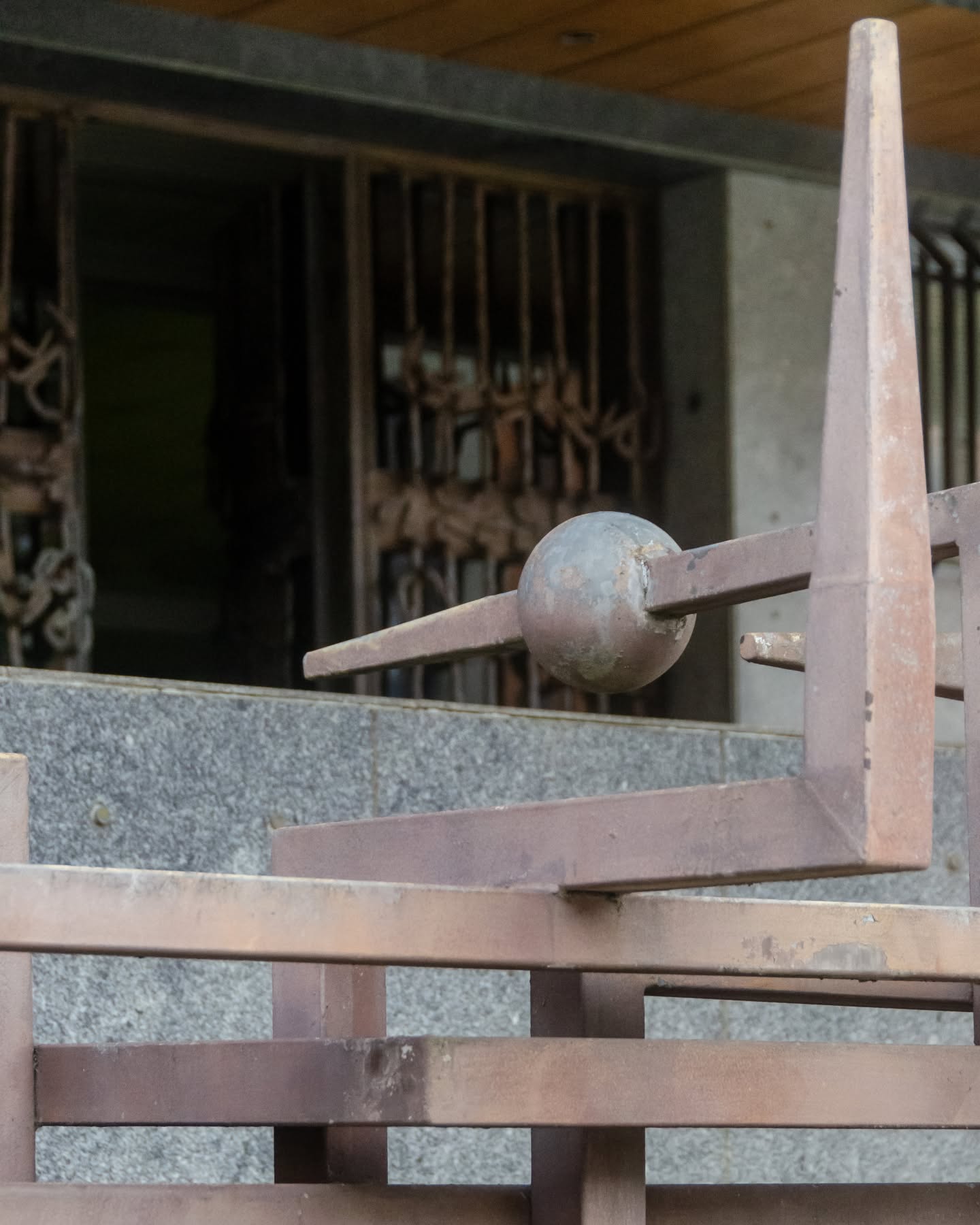 Escultura de entrada del edificio de Servicios Múltiples, 1981-1982
