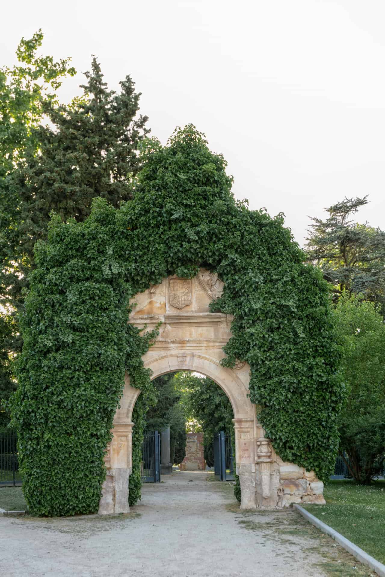 Puerta de piedra